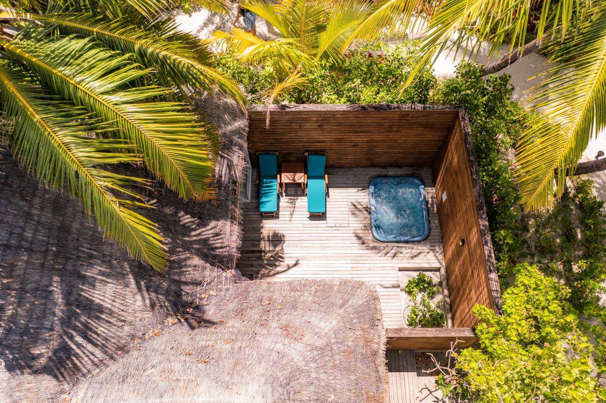 Veligandu Island Resort, Malediven, Sunset Jacuzzi Beach Villa, Jacuzzibereich