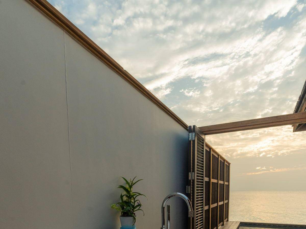Veligandu Island Resort, Malediven, Sunset Ocean Villa, Badewanne im Freien auf der Terrasse