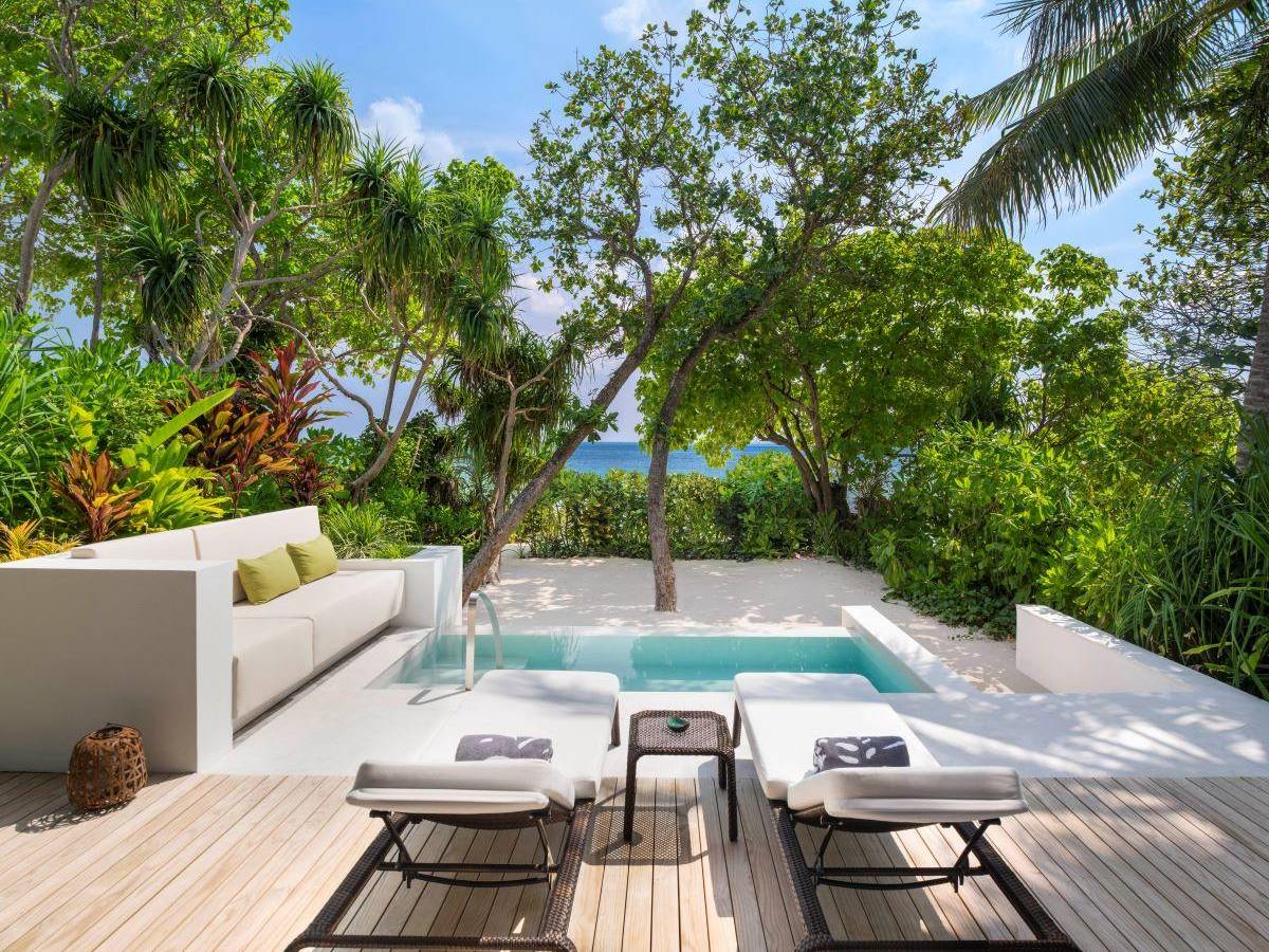 The Westin Maldives Miriandhoo Resort, Malediven, Beach Villa Pool, Pool mit Sitz- ung Liegegelegenheiten