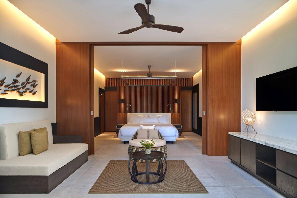 The Westin Maldives Miriandhoo Resort, Malediven, Deluxe Beach Villa Pool, Schlaf- und Wohnbereich