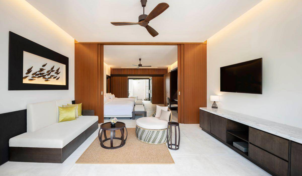 The Westin Maldives Miriandhoo Resort, Malediven, Family Deluxe Beach Villa Pool, Schlaf- und Wohnbereich
