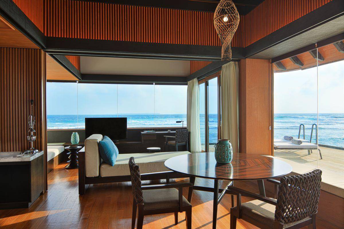 The Westin Maldives Miriandhoo Resort, Malediven, Heavenly Overwater Villa, Wohn- und Essbereich