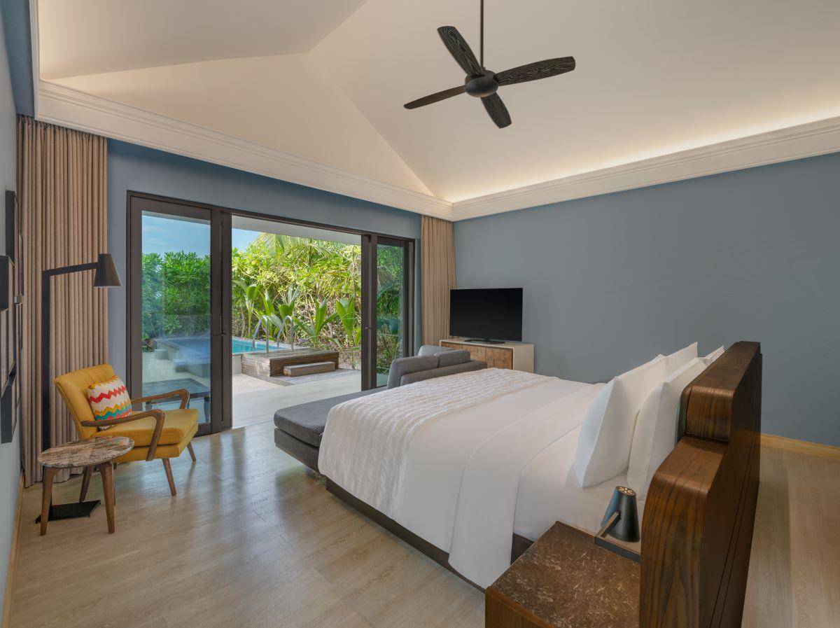 Le Méridien Maldives Resort & Spa, Malediven, Beach Villa with Pool, Schlafzimmer mit Wohnbereich