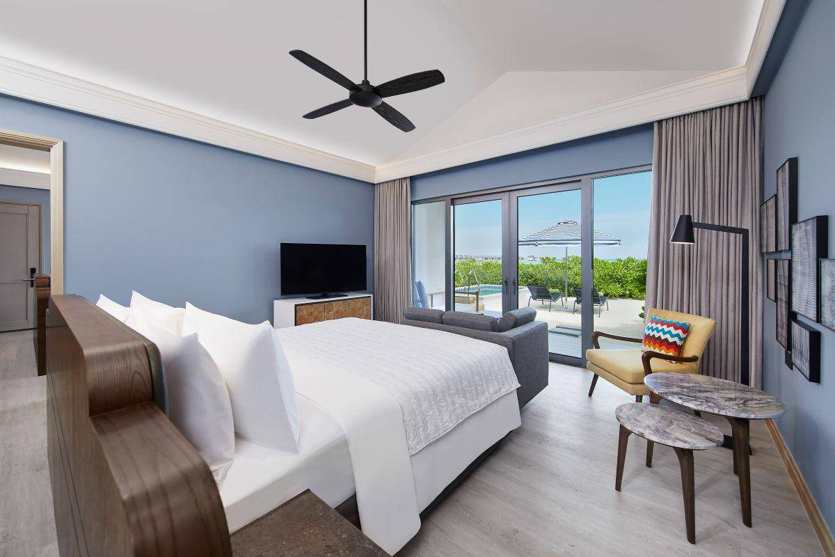 Le Méridien Maldives Resort & Spa, Malediven, Two-Bedroom Beach Villa with Pool, Schlafzimmer mit King Size Bett