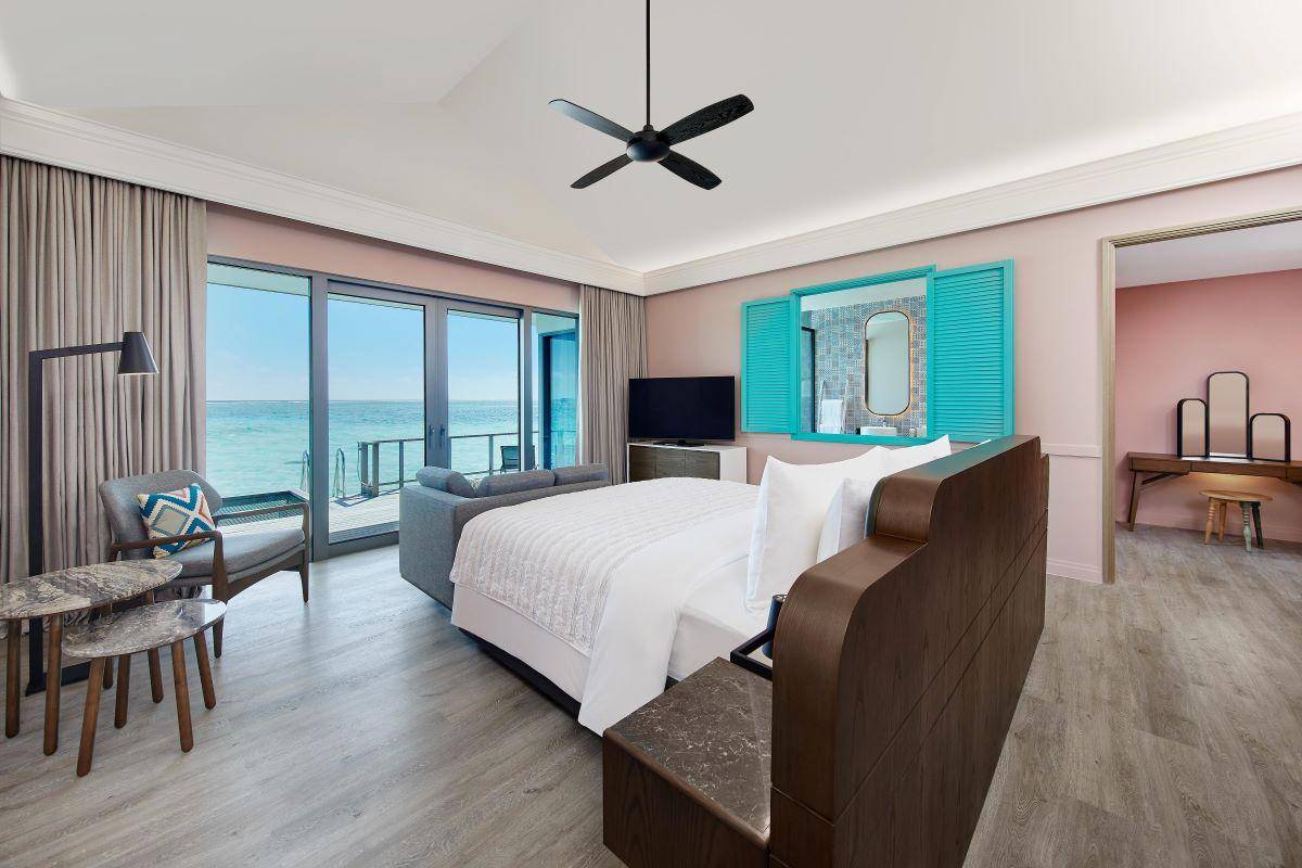 Le Méridien Maldives Resort & Spa, Malediven, Sunset Overwater Villa, Wohn- und Schlafbereich