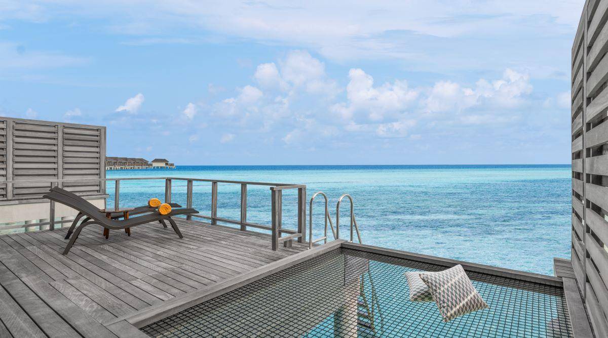 Le Méridien Maldives Resort & Spa, Malediven, Sunrise Overwater Villa, Terrasse mit Überwasser Hängematte