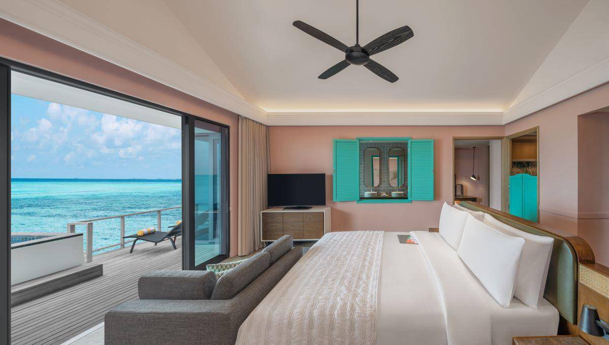 Le Méridien Maldives Resort & Spa, Malediven, Overwater Villa with Pool, Schlaf-/ Wohnbereich