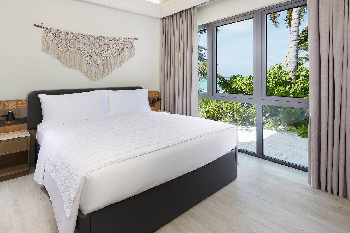 Le Méridien Resort & Spa, Malediven, Thilamaafushi Villa, Schlafzimmer mit King Size Bett