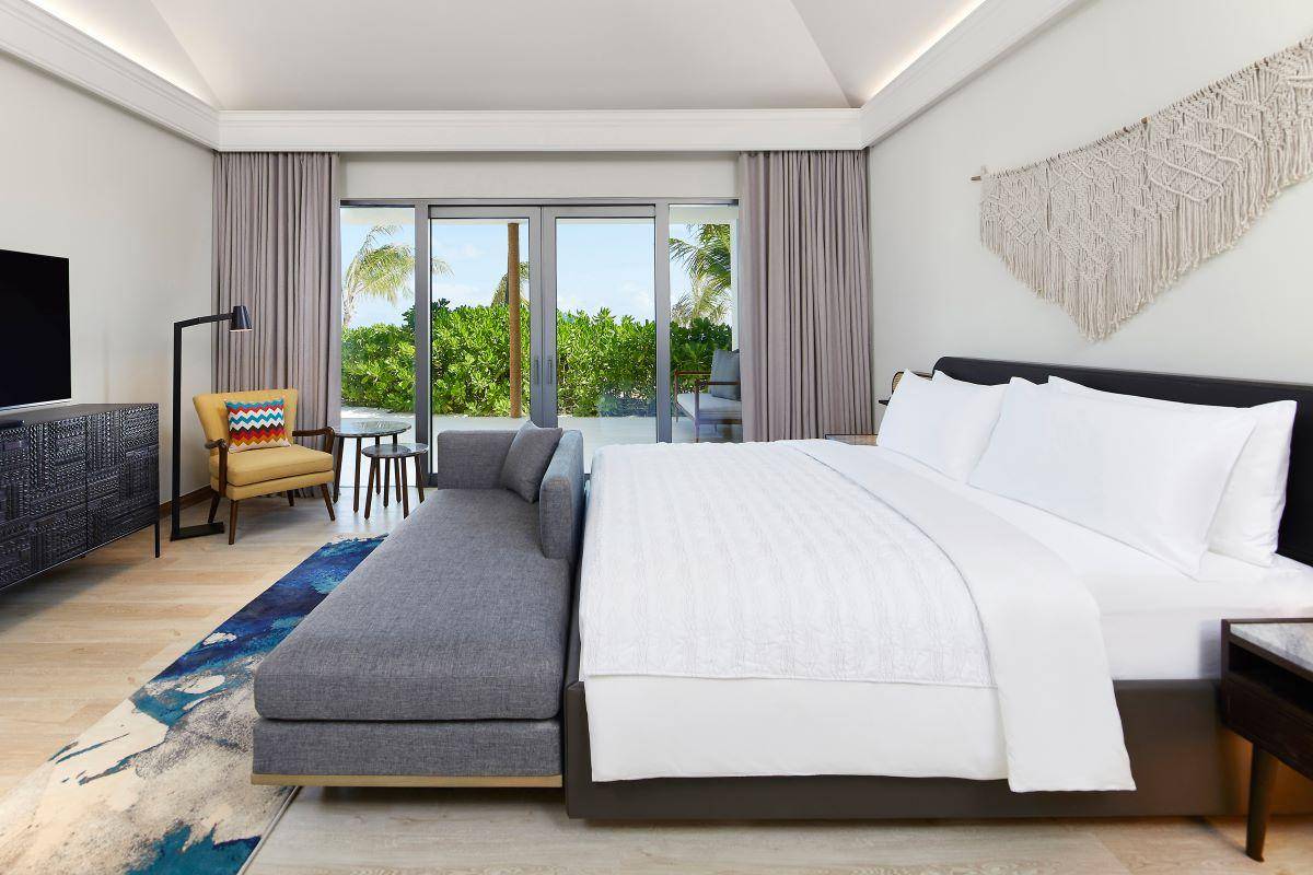 Le Méridien Resort & Spa, Malediven, Thilamaafushi Villa, Schlafzimmer mit Wohnbereich