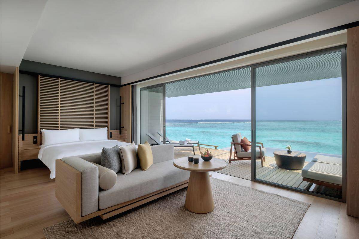 Alila Kothaifaru Maldives, Malediven, Lagoon Overwater Pool Villa, Schlaf-/ Wohnzimmer