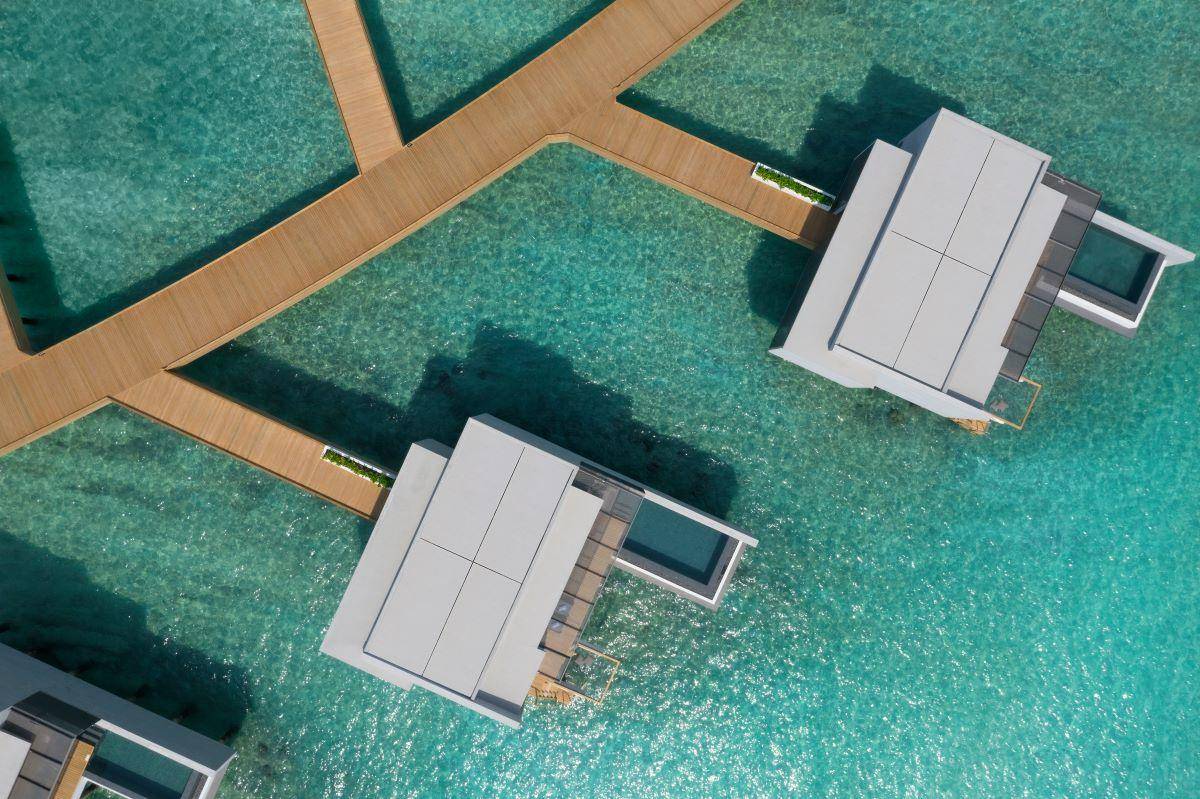 Alila Kothaifaru Maldives, Malediven, Lagoon Overwater Pool Villa, Luftaufnahme Wasservillen