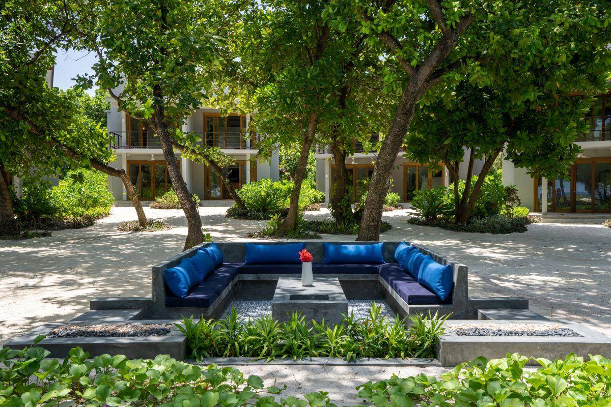 Ifuru Island Maldives, Malediven, Sunset Sky Suite, Sitzgelegenheit im Sand