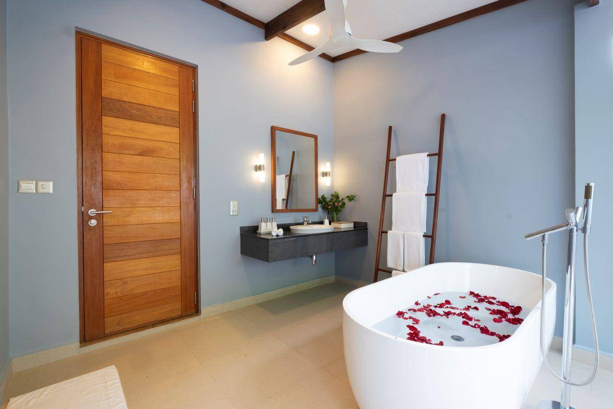 Ifuru Island Maldives, Malediven, Sunset Beach Villa, freistehende Badewanne