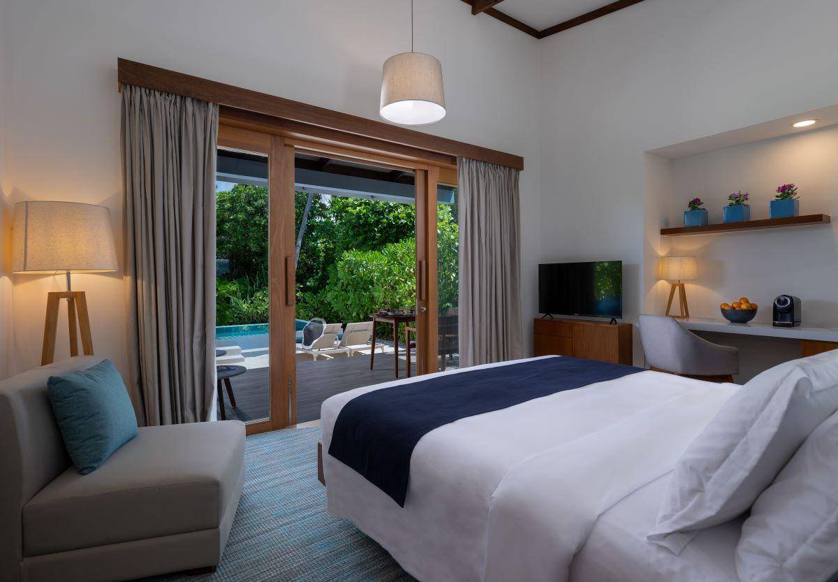 Ifuru Island Maldives, Malediven, Sunset Beach Villa with Pool, Schlafzimmer mit Ausgang zur Terrasse