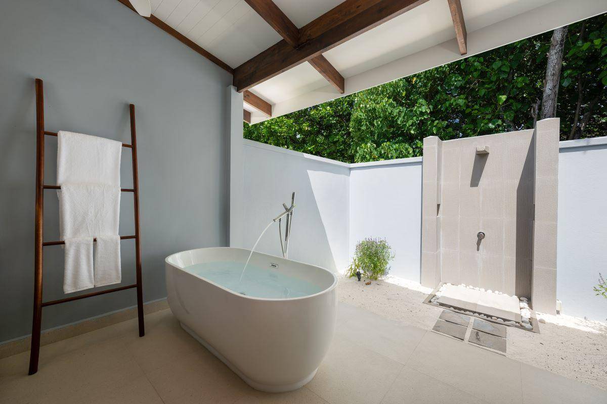 Ifuru Island Maldives, Malediven, Sunset Beach Villa with Pool, halboffenes Badezimmer mit freistehender Badewanne