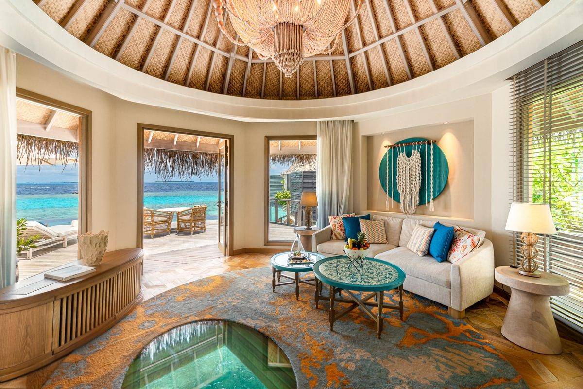 The Nautilus, Malediven, Ocean House with a Private Infinity Pool, Wohnzimmer mit Glasboden
