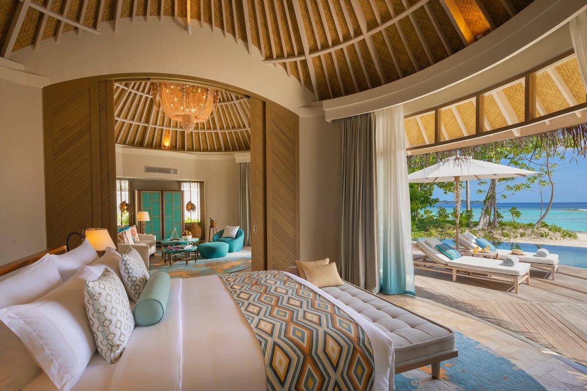 The Nautilus, Malediven, Beach House with a Private Infinity Pool, Schlafzimmer mit Türe zum Wohnzimmer und Ausgang zur Terrasse