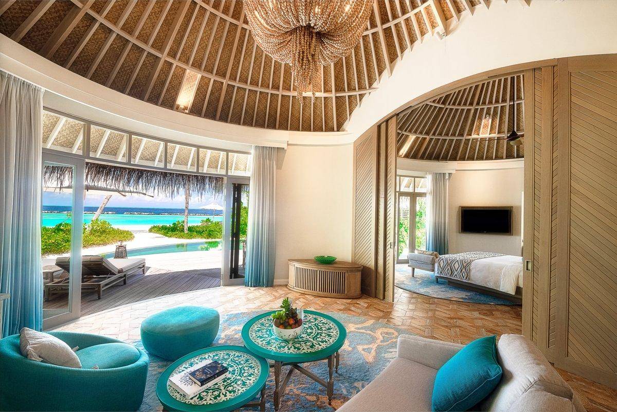 The Nautilus, Malediven, Beach House with a Private Infinity Pool, Wohnzimmer mit Ausgang zur Terrasse