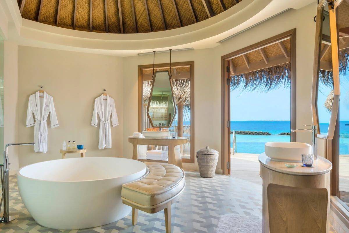 The Nautilus, Malediven, Ocean Residence with a Private Infinity Pool, Badezimmer mit freistehender Badewanne