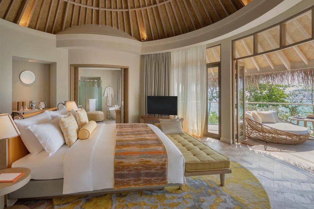 The Nautilus, Malediven, Two Bedroom Beach Residence with a Private Infinity Pool, Schlafzimmer mit Ausgang zur Terrasse
