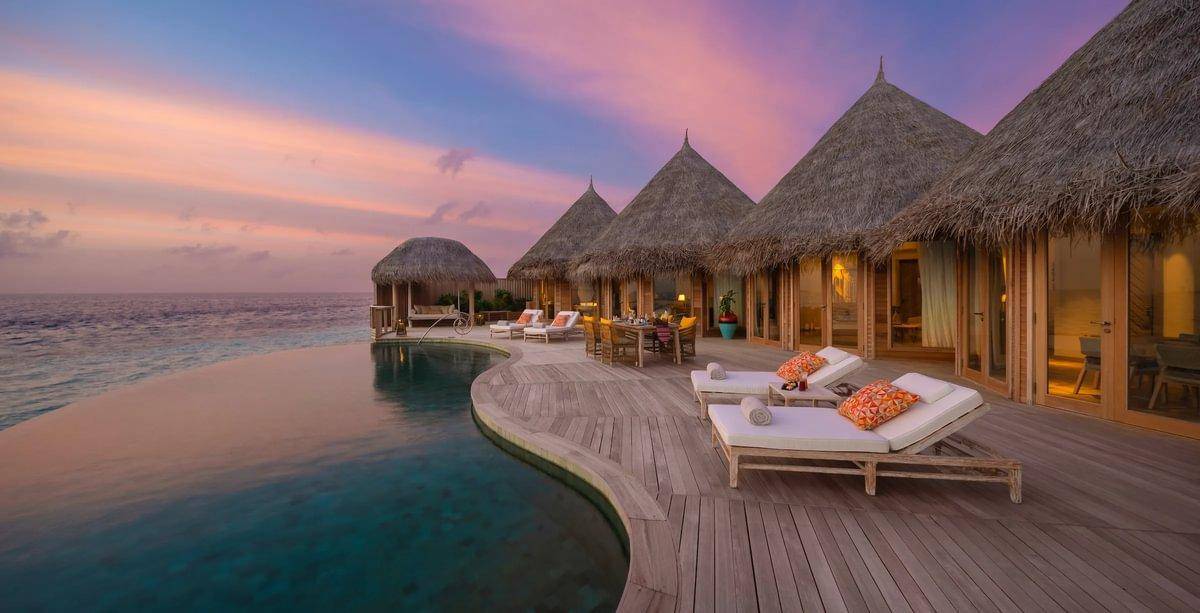 The Nautilus, Malediven, The Nautilus Retreat with a Private Infinity Pool, Terrasse mit Infinity Pool bei Sonnenuntergang