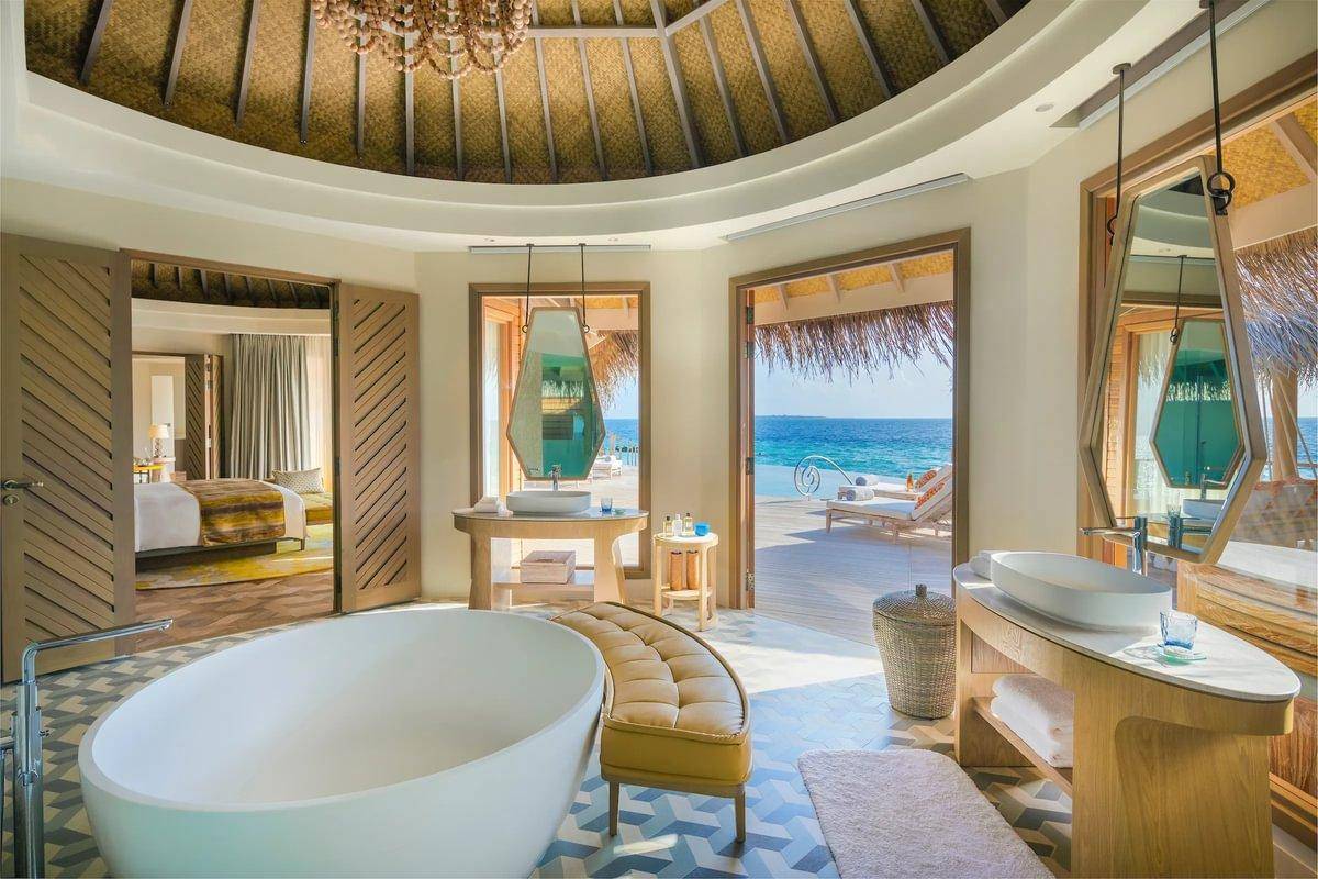 The Nautilus, Malediven, The Nautilus Retreat with a Private Infinity Pool, Badezimmer mit freistehender Badewanne