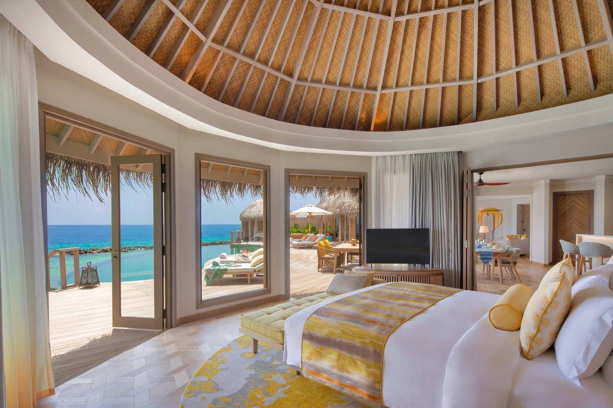 The Nautilus, Malediven, The Nautilus Retreat with a Private Infinity Pool, Schlafzimmer mit Ausgang zur Terrasse