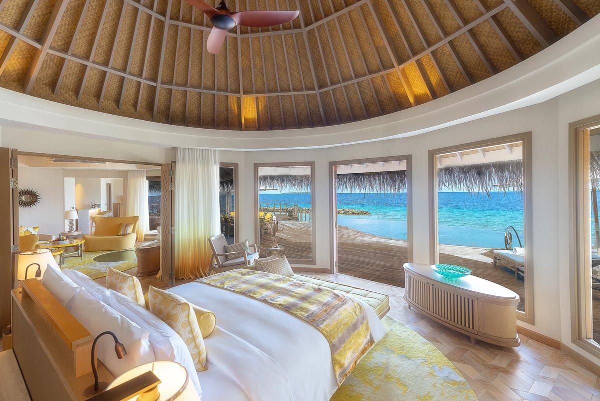 The Nautilus, Malediven, The Nautilus Retreat with a Private Infinity Pool, Schlafzimmer mit Durchgang zum Wohnbereich