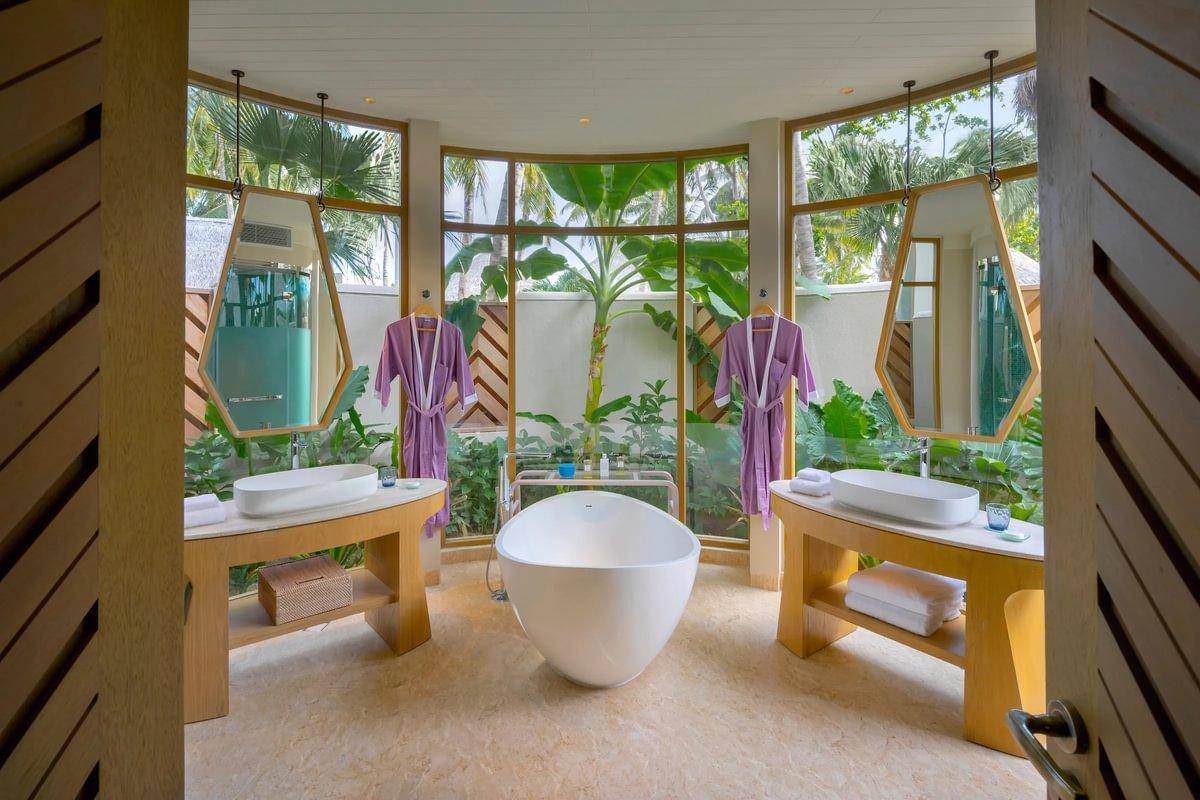 The Nautilus, Malediven, The Nautilus Mansion with a Private Infinity Pool, Badezimmer mit freistehender Badewanne