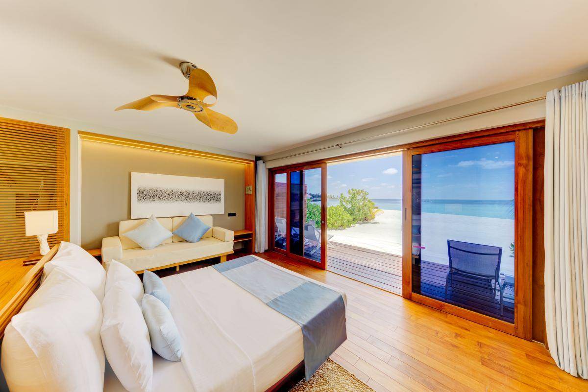 Cinnamon Velifushi Maldives, Malediven, Beach Bungalow, Schlafzimmer mit Ausgang zur Terrasse