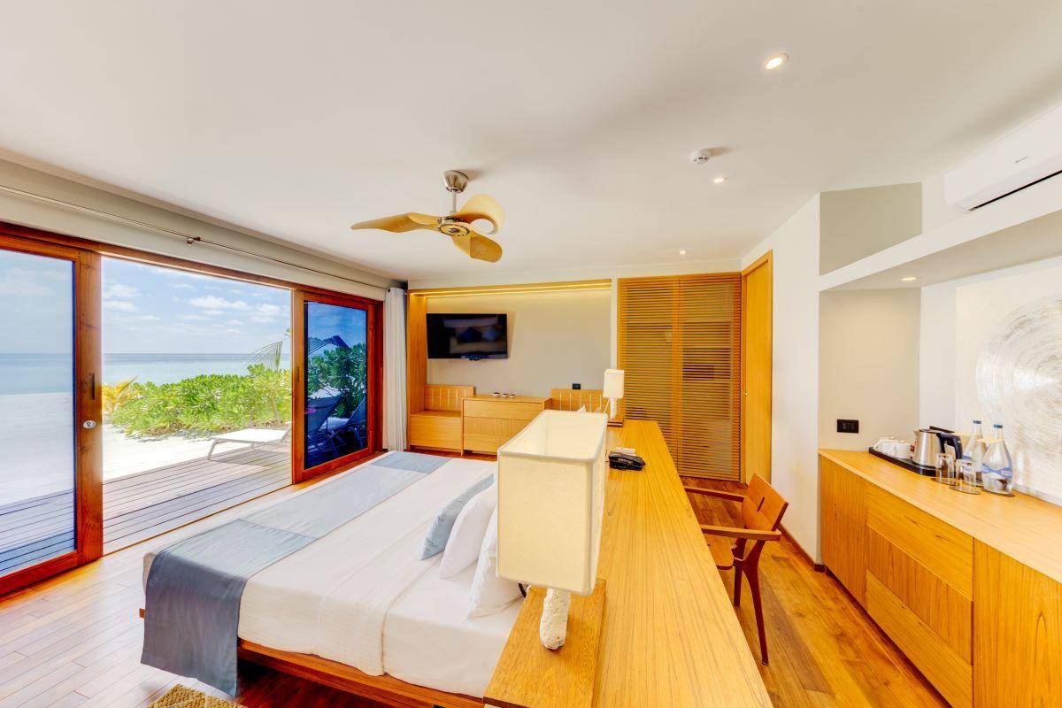 Cinnamon Velifushi Maldives, Malediven, Beach Bungalow, Schlafzimmer mit Strand- und Meersicht