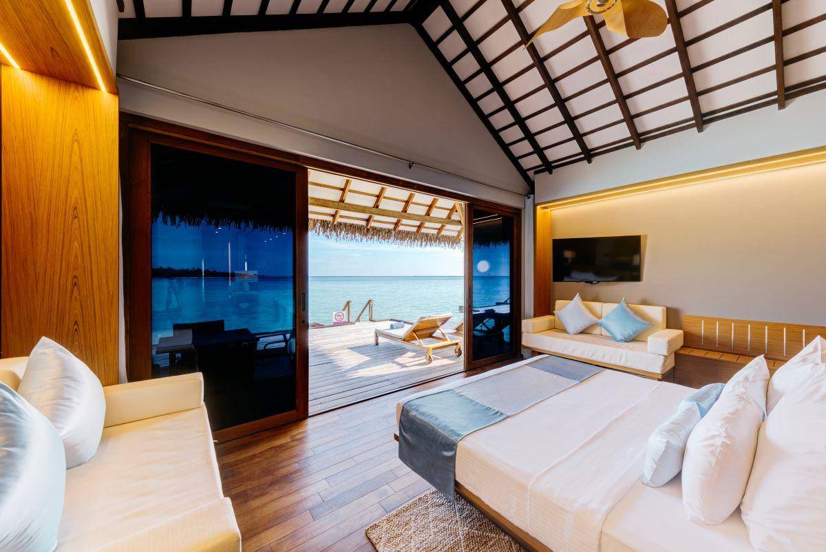 Cinnamon Velifushi Maldives, Malediven, Water Bungalow, Schlafzimmer mit Ausgang zur Terrasse