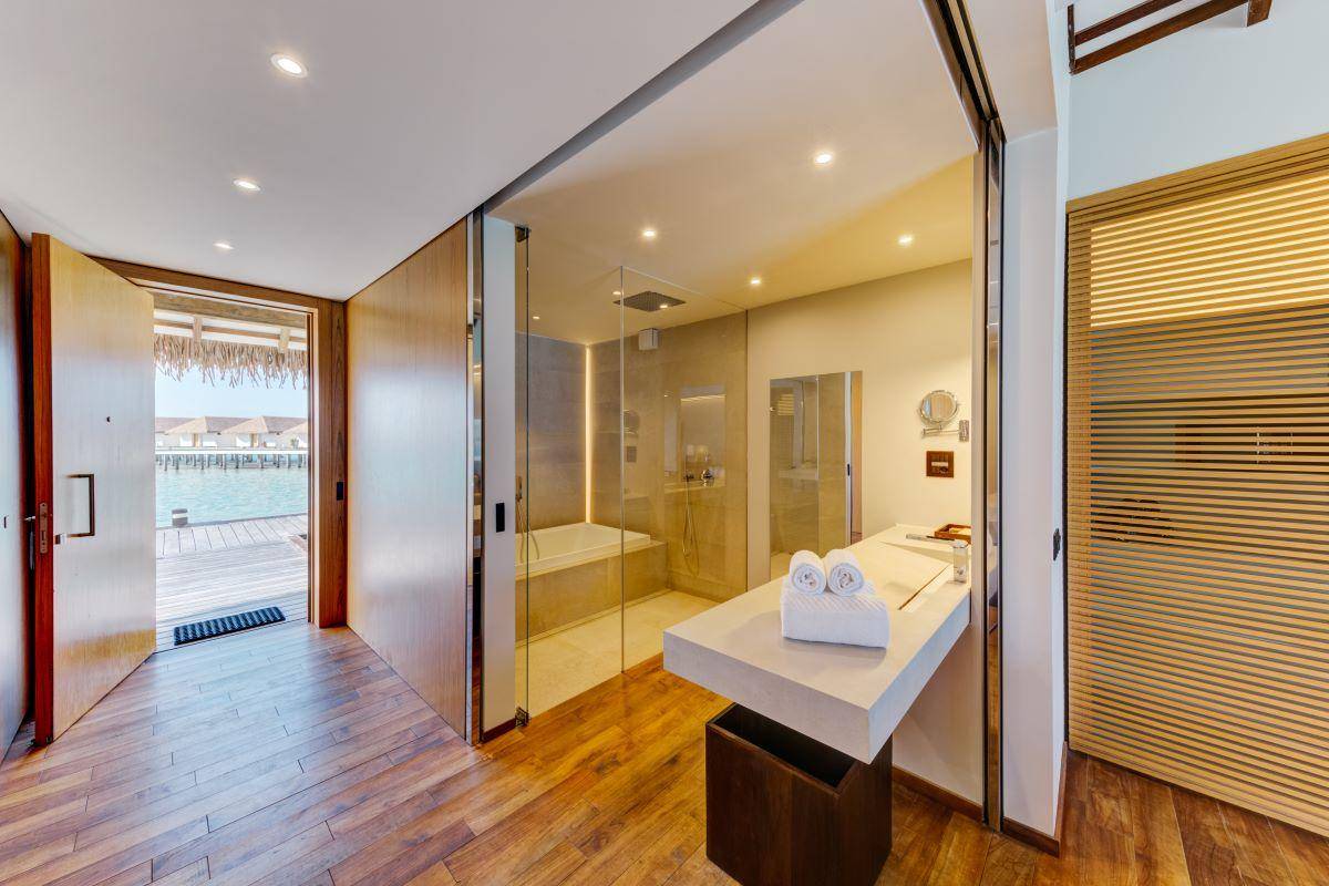 Cinnamon Velifushi Maldives, Malediven, Water Bungalow, Badezimmer mit Dusche und Badewanne