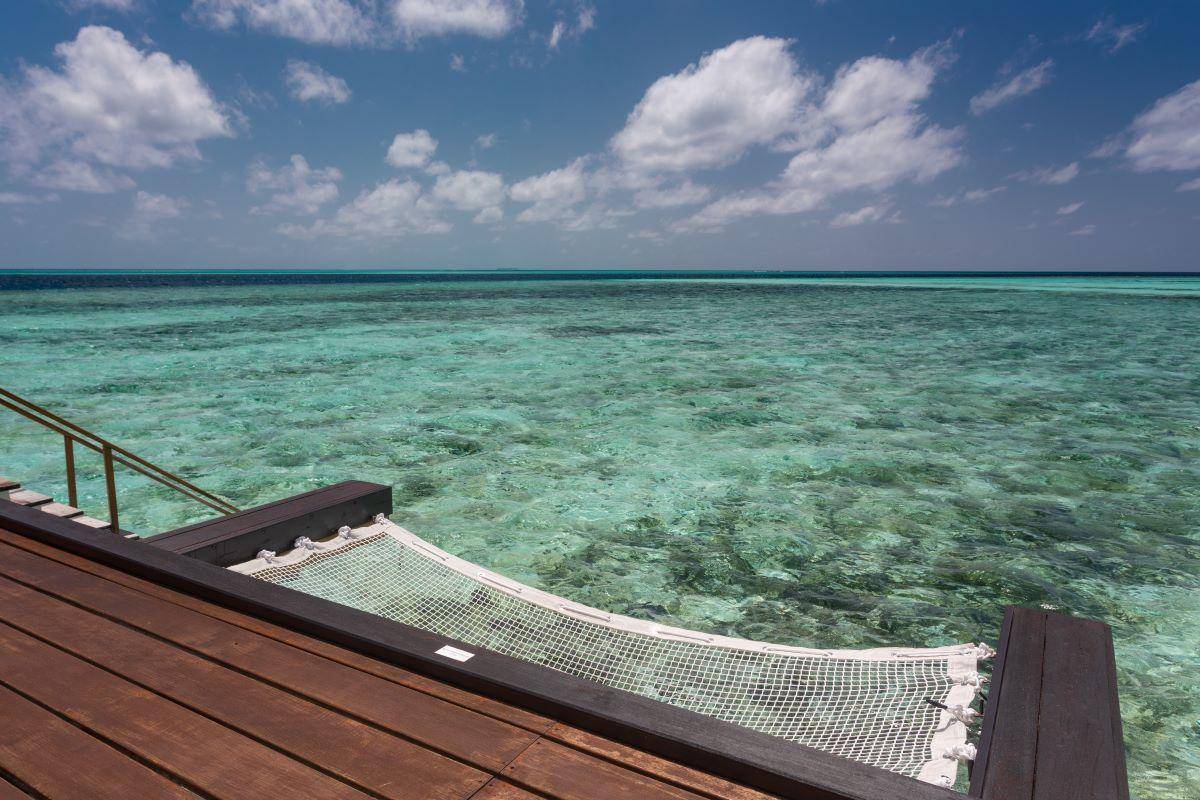 Cinnamon Velifushi Maldives, Malediven, Water Bungalow, Überwasser Hängematte