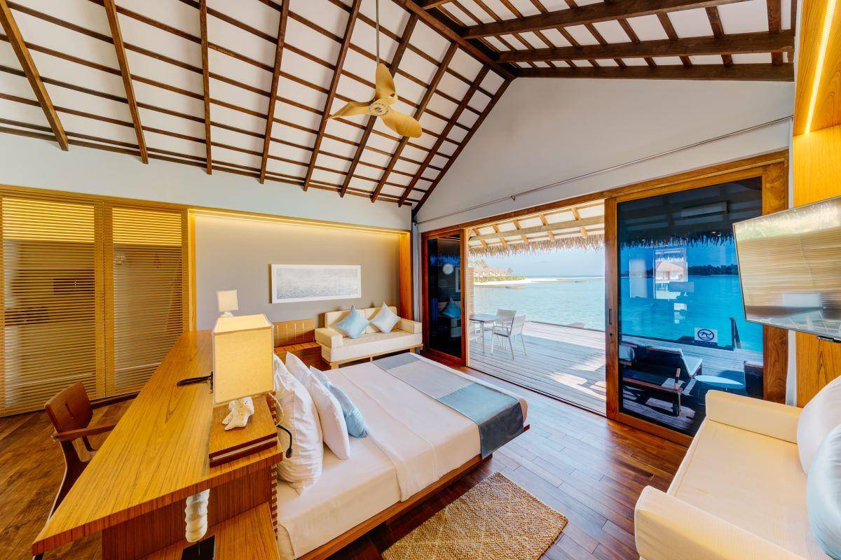 Cinnamon Velifushi Maldives, Malediven, Water Bungalow, Schlafzimmer mit Meerblick