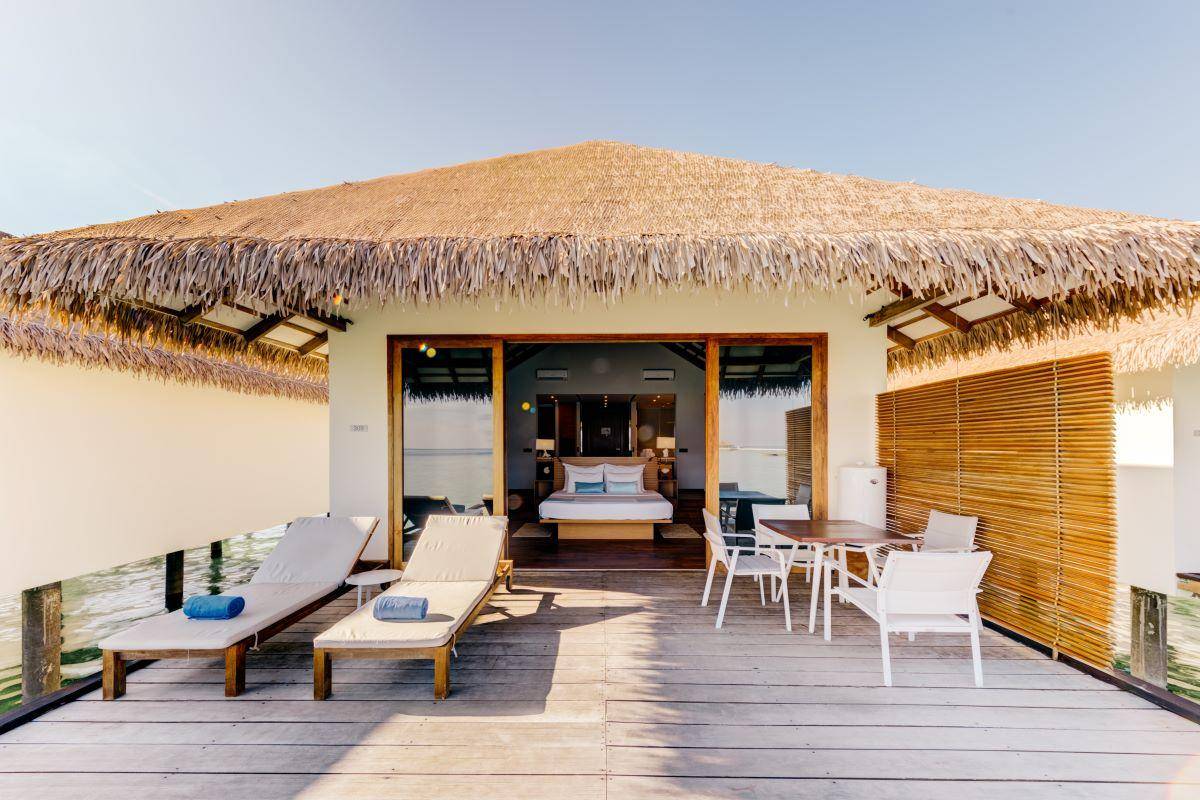 Cinnamon Velifushi Maldives, Malediven, Water Bungalow, Terrasse