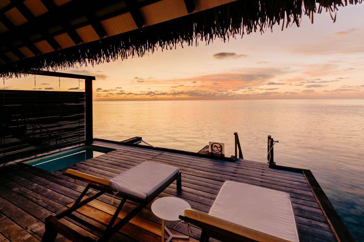Cinnamon Velifushi Maldives, Malediven, Sunset Water Bungalow with Jacuzzi, Terrasse mit Liegestühlen bei Sonnenuntergang