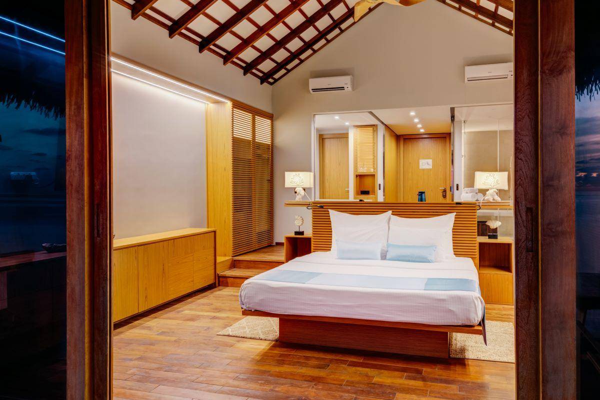 Cinnamon Velifushi Maldives, Malediven, Sunset Water Bungalow with Jacuzzi, Schlafzimmer