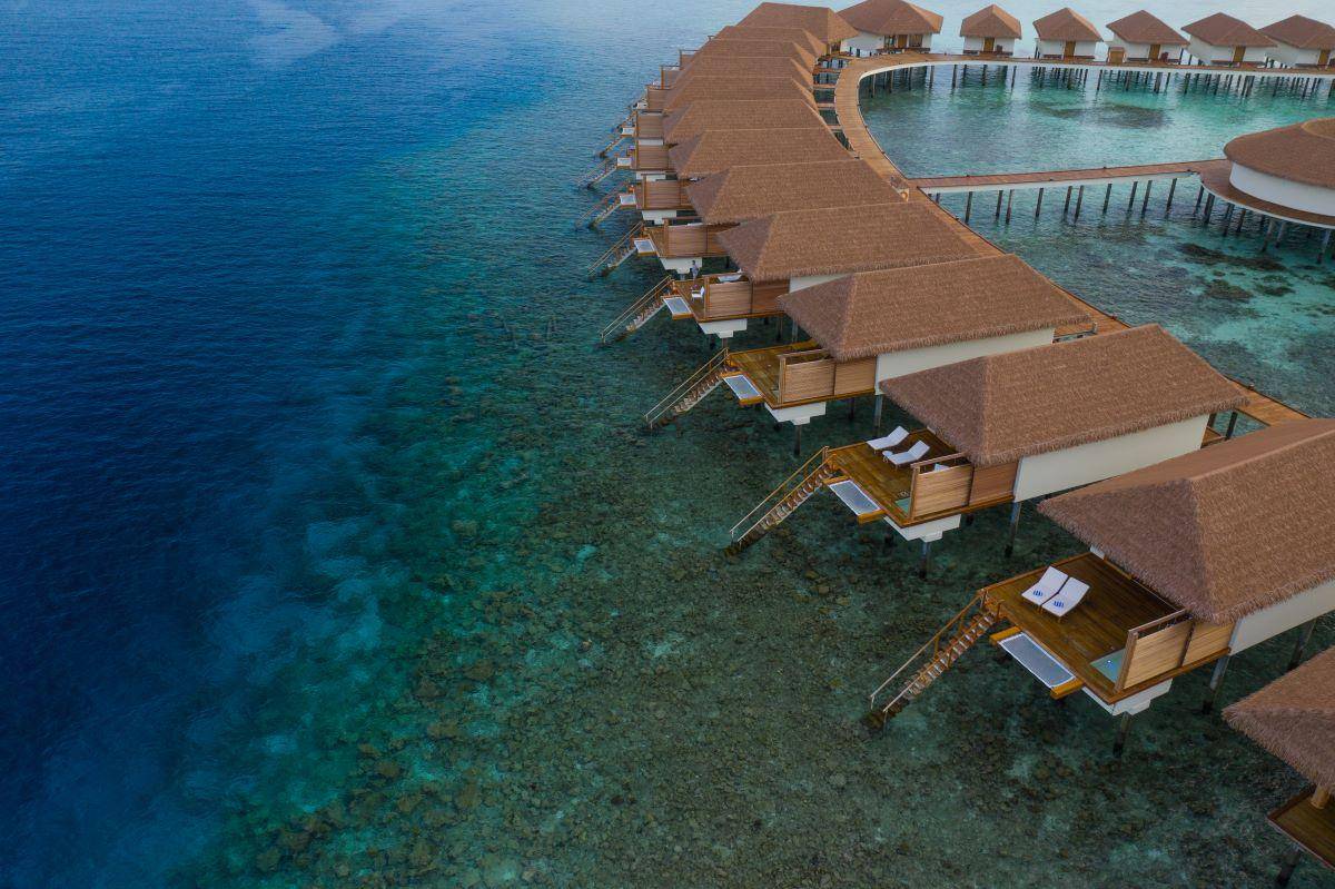 Cinnamon Velifushi Maldives, Malediven, Sunset Water Bungalow with Jacuzzi, Bungalows auf Stelzen über dem Wasser