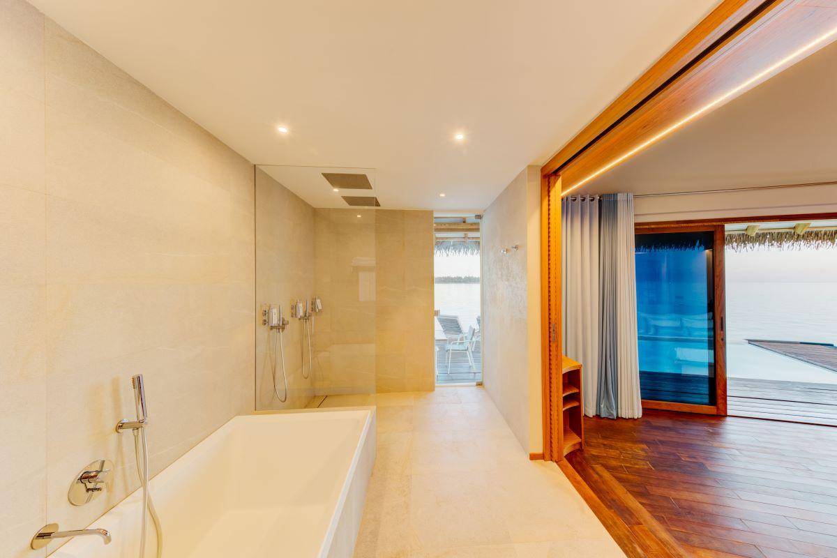 Cinnamon Velifushi Maldives, Malediven, Water Suite with Pool, Badezimmer