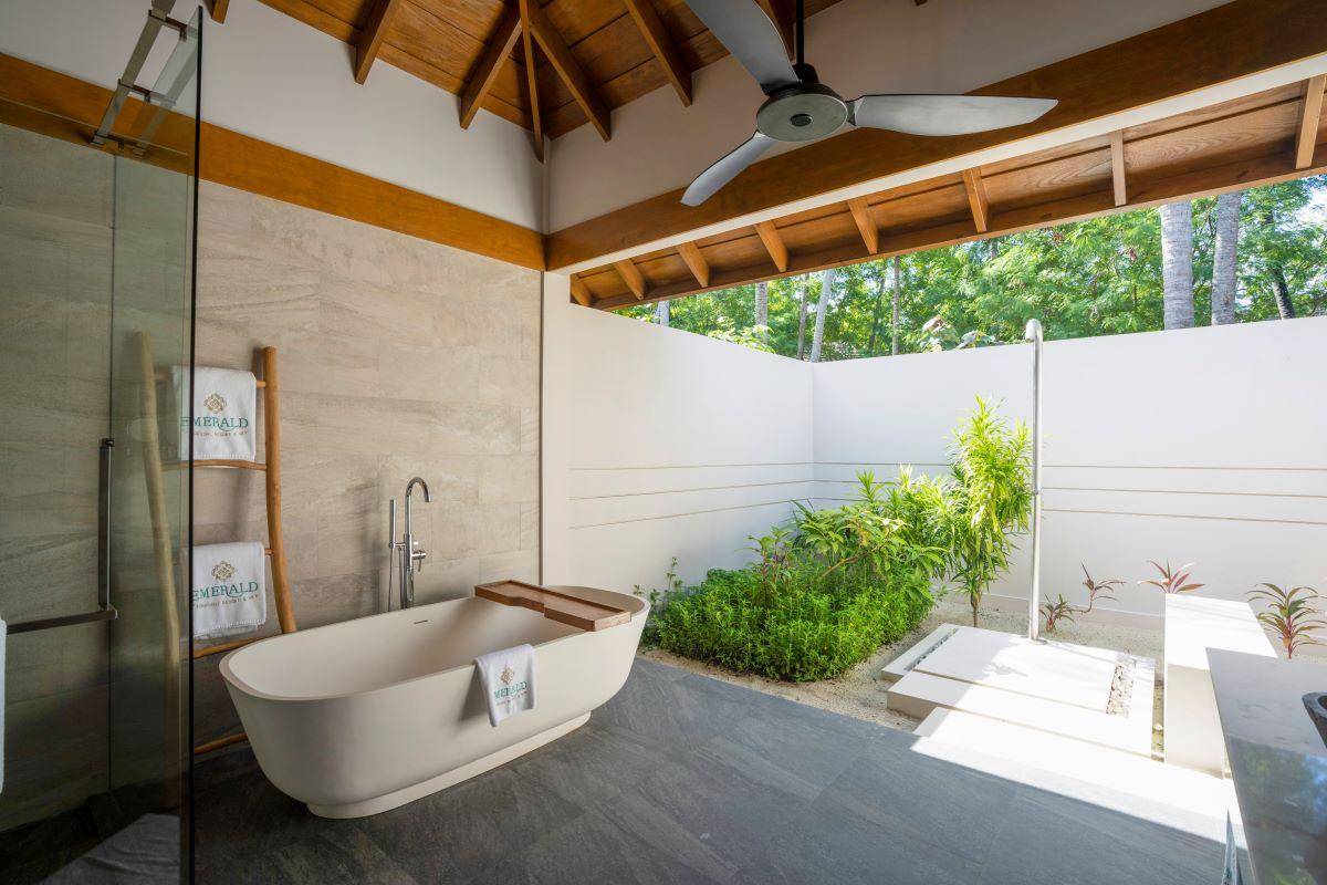Emerald Faarufushi Resort & Spa, Malediven, Beach Villa, Garten und freistehende Badewanne