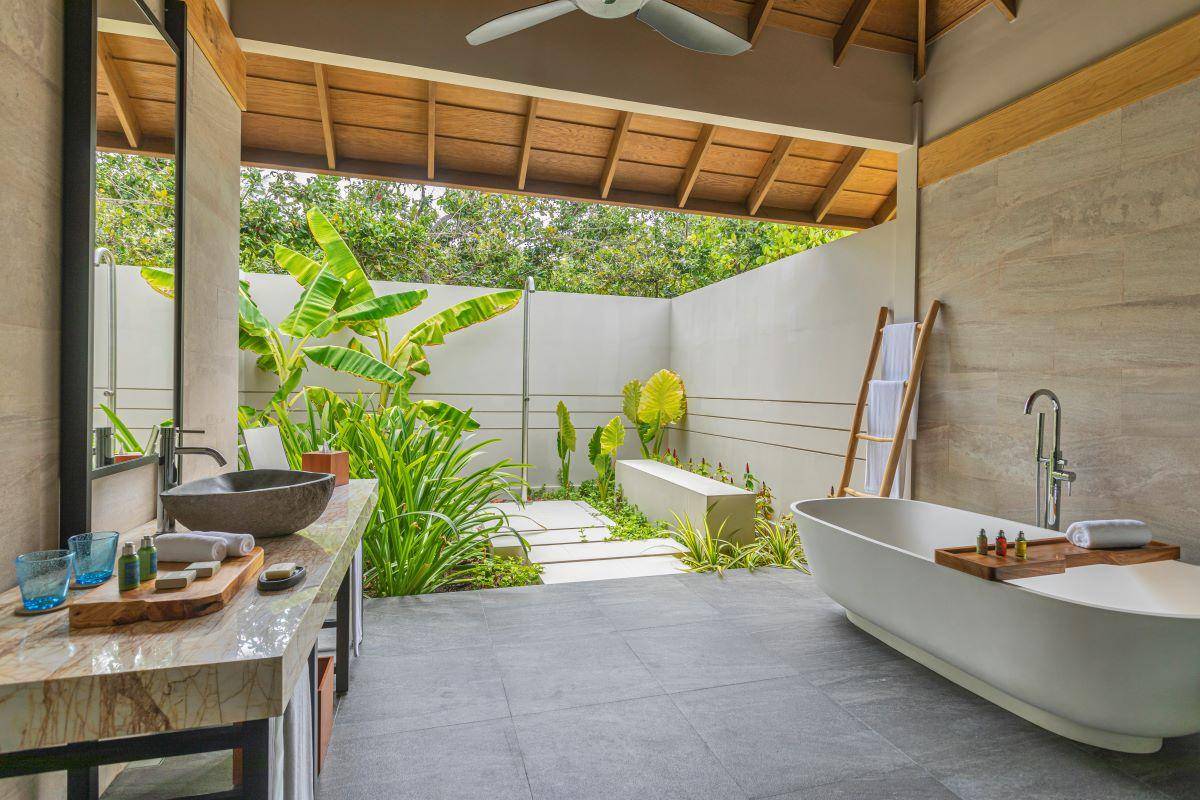 Emerald Faarufushi Resort & Spa, Malediven, Beach Villa,  halboffenes Badezimmer