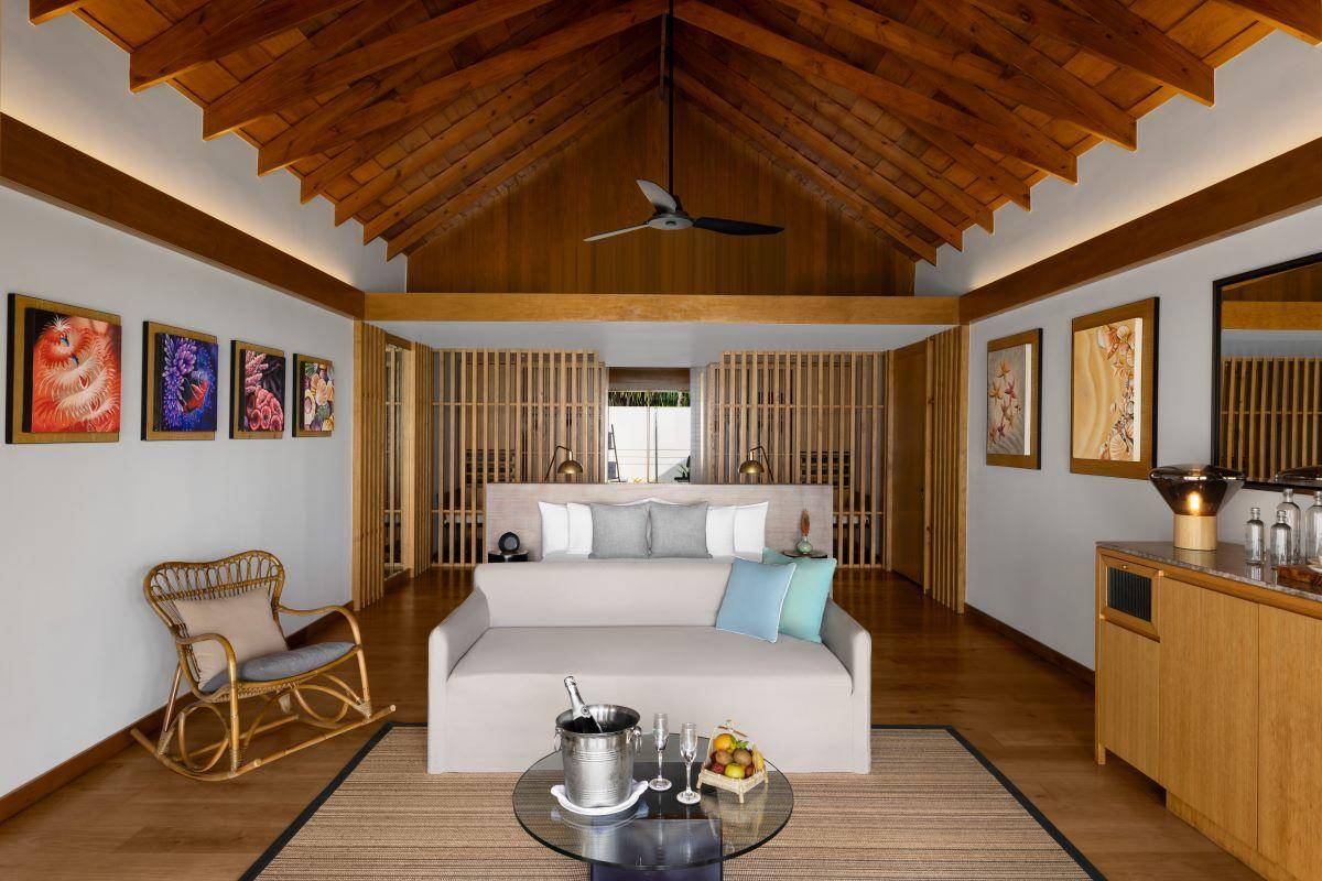 Emerald Faarufushi Resort & Spa, Malediven, Beach Villa with Pool, Schlaf- und Wohnbereich