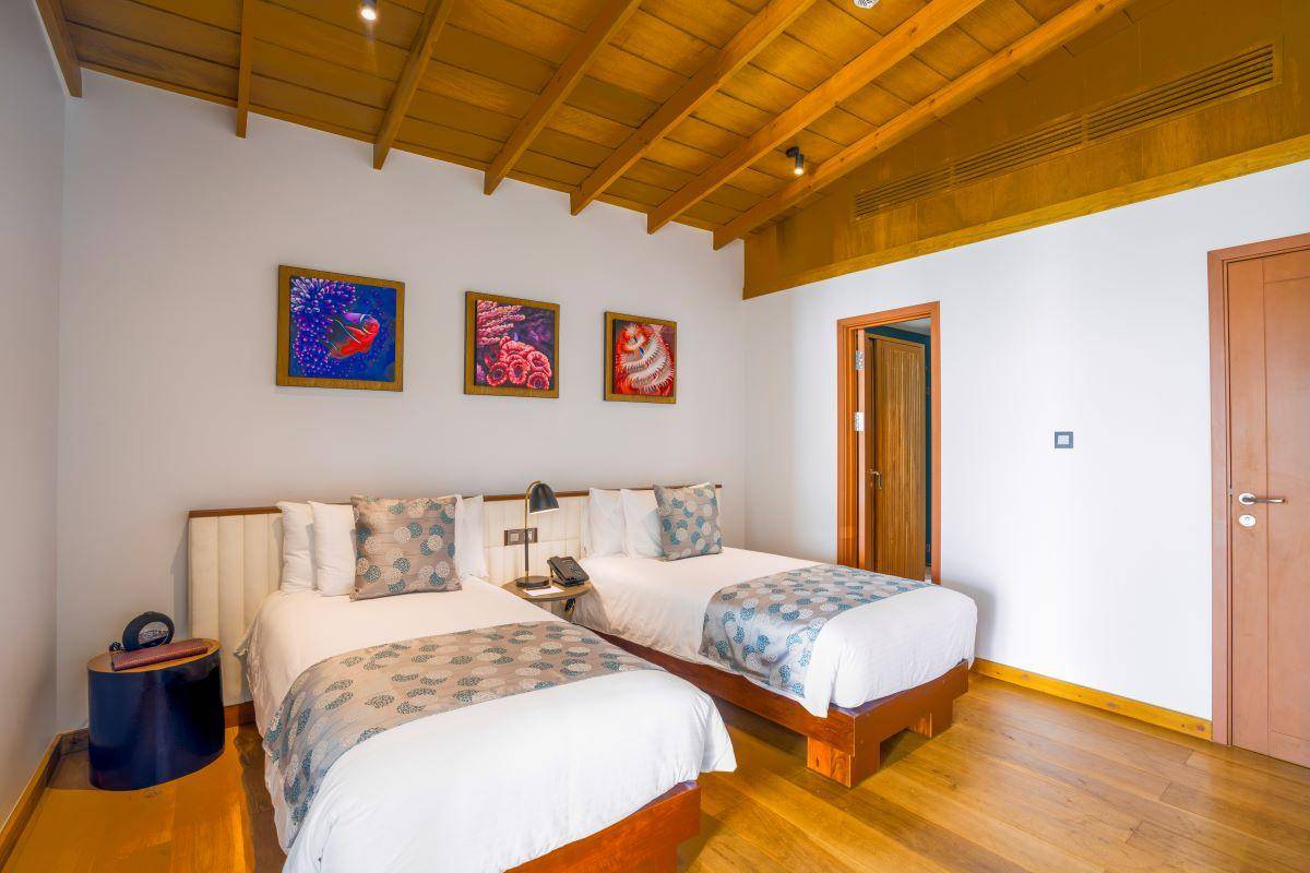 Emerald Faarufushi Resort & Spa, Malediven, Family Beach Villa with Pool, Schlafzimmer mit Twin Betten