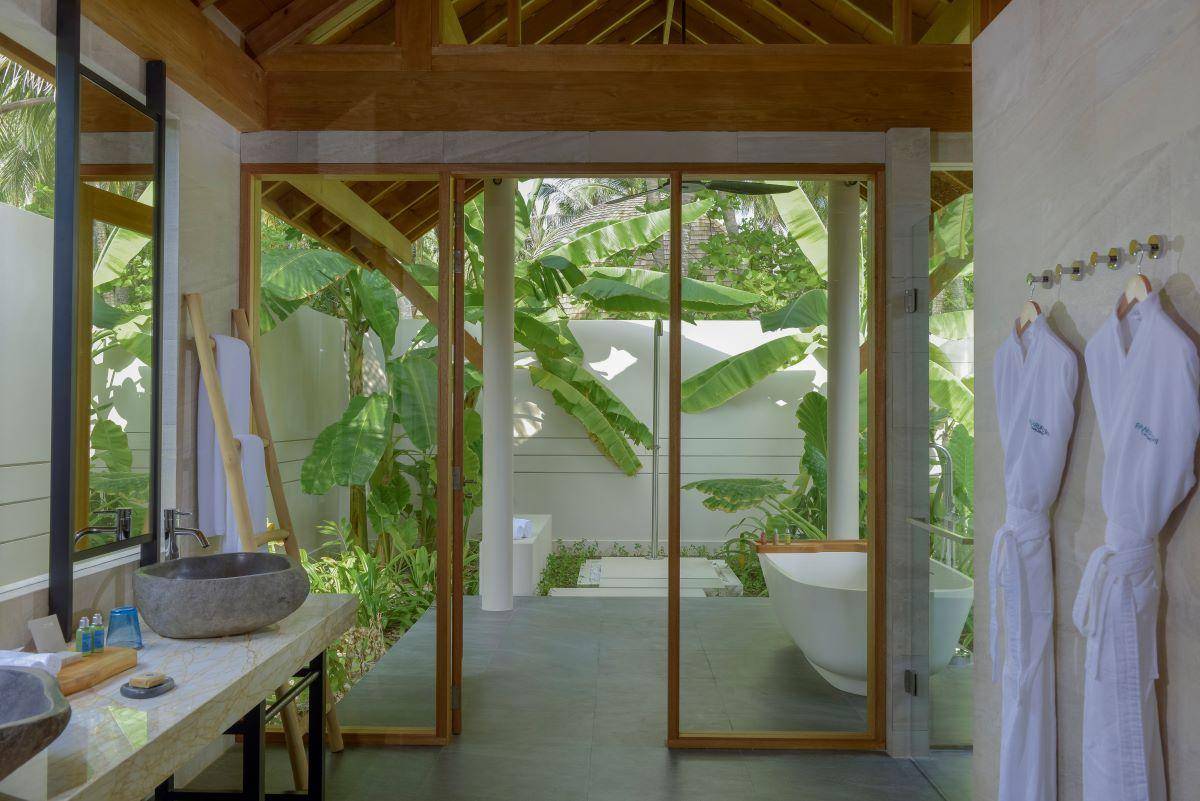 Emerald Faarufushi Resort & Spa, Malediven, Family Beach Villa with Pool, weiteres Badezimmer