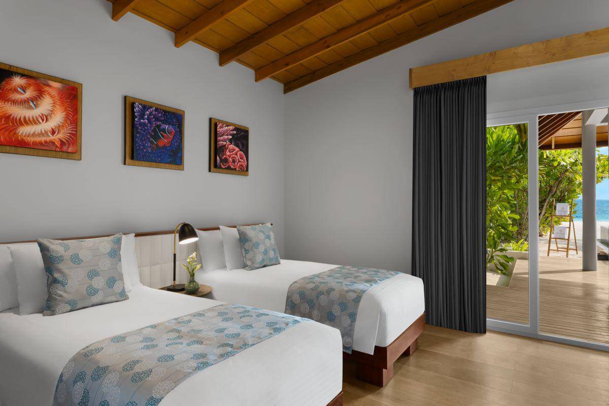 Emerald Faarufushi Resort & Spa, Malediven, Family Beach Villa with Pool, Twin Betten mit Ausgang zur Terrasse