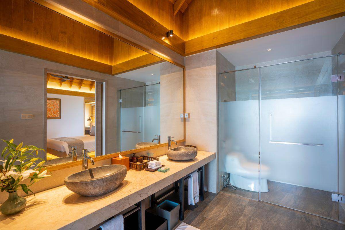 Emerald Faarufushi Resort & Spa, Malediven, Superior Water Villa with Pool, Bad mit Waschbecken