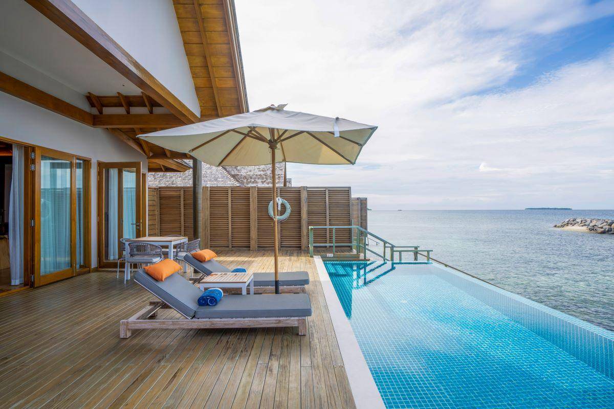 Emerald Faarufushi Resort & Spa, Malediven, Superior Water Villa with Pool, Liegestühle am Pool