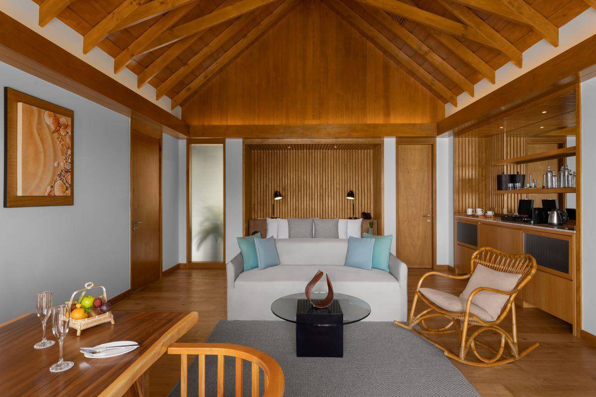 Emerald Faarufushi Resort & Spa, Malediven, Presidential Beach Villa, Wohnbereich und Küchenzeile
