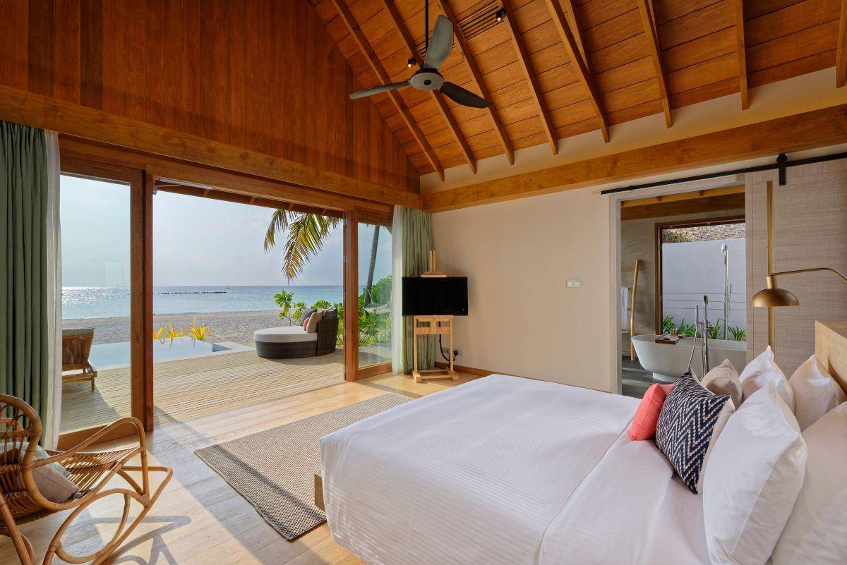 Emerald Faarufushi Resort & Spa, Malediven, Presidential Beach Villa, Schlafzimmer mit Zugang zum Badezimmer